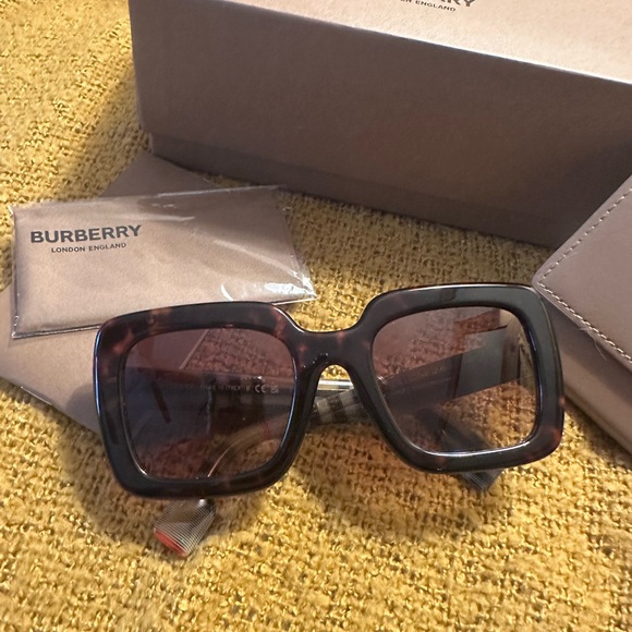 Burberry Black and Brown Sunglasses - Picture 6 of 7